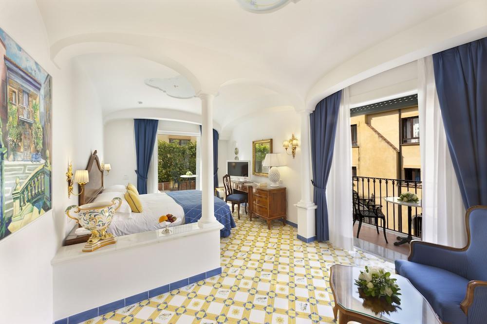Grand Hotel La Favorita Sorrento Exterior photo A room at the Capri Palace