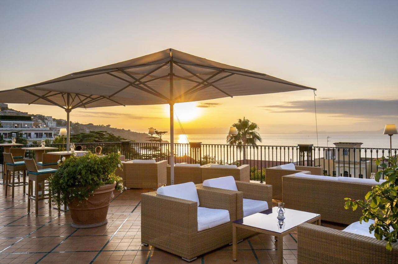 Grand Hotel La Favorita Sorrento Exterior photo The hotel's rooftop bar