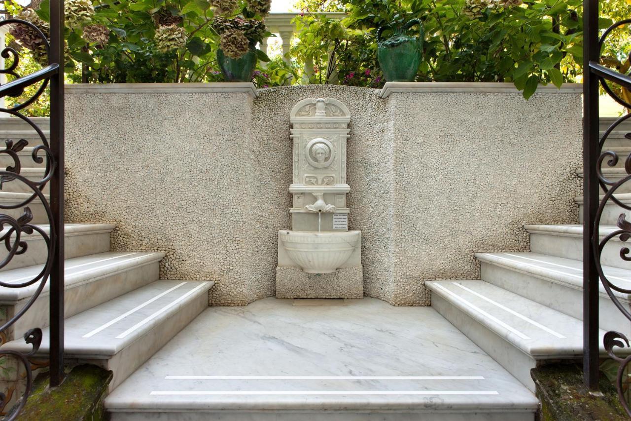 Grand Hotel La Favorita Sorrento Exterior photo Fountain at the entrance of the garden