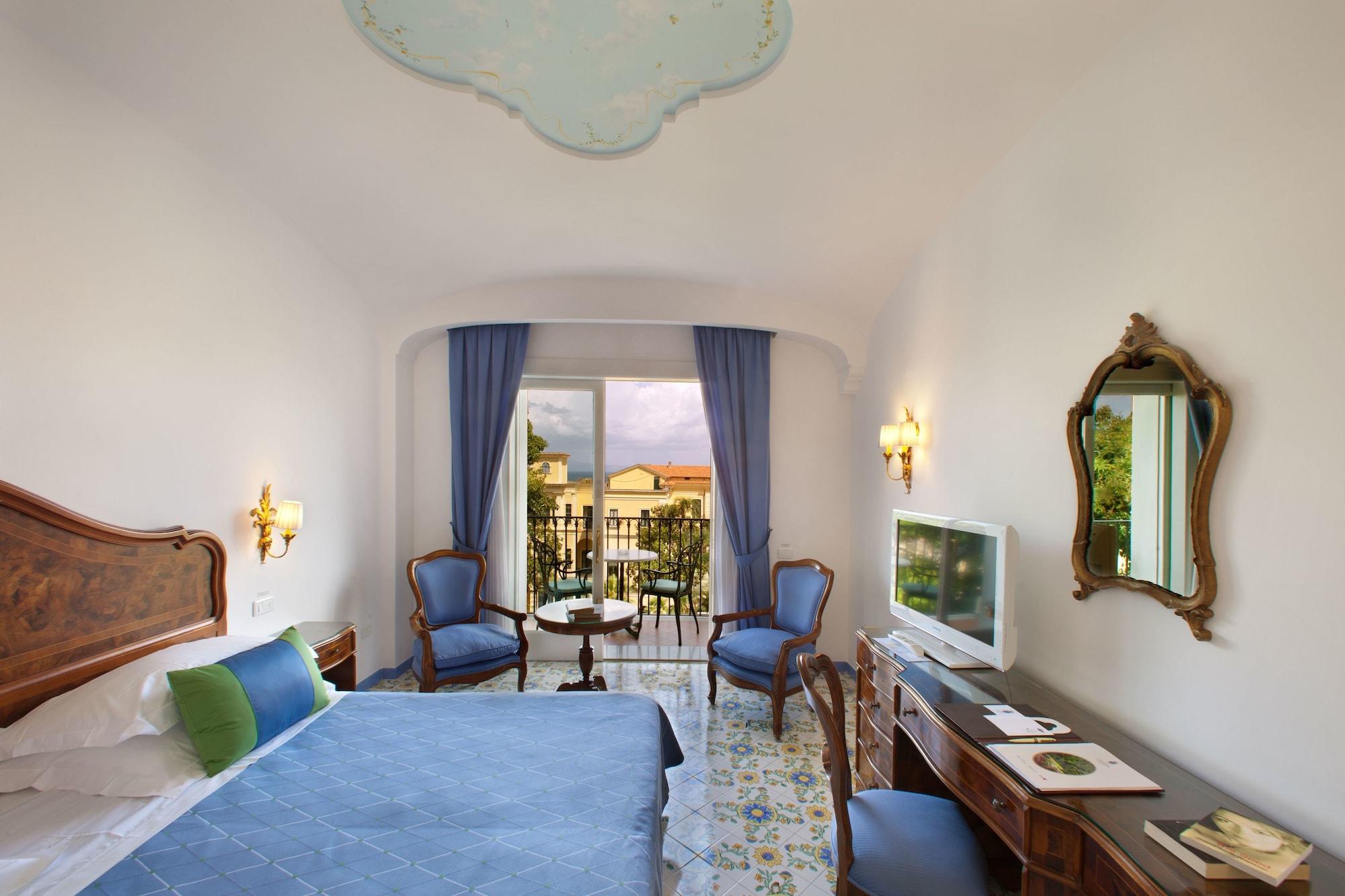 Grand Hotel La Favorita Sorrento Exterior photo A room at the Grand Hotel