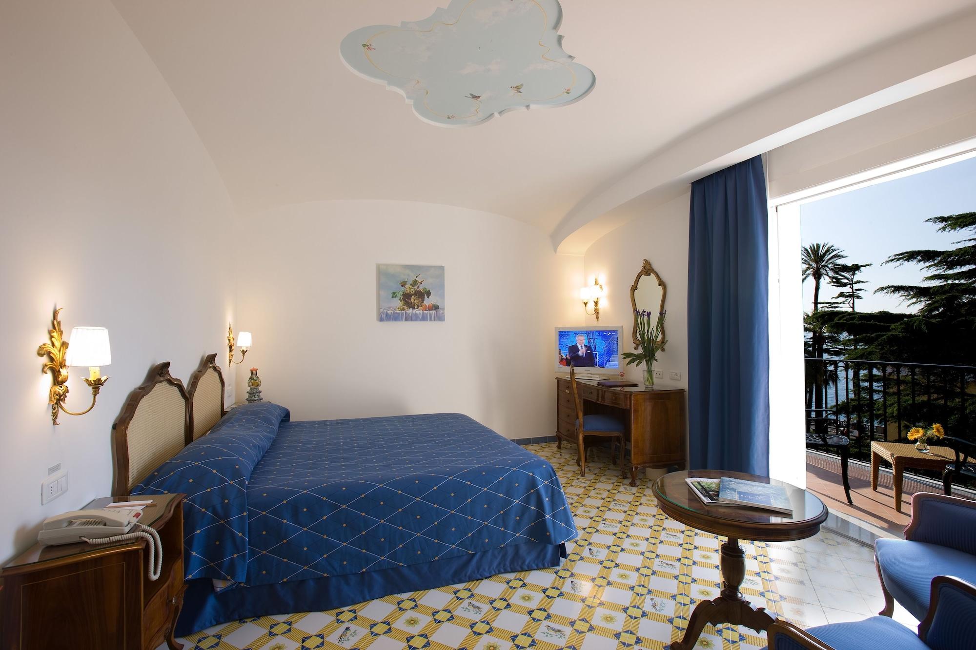Grand Hotel La Favorita Sorrento Exterior photo A room at the Grand Hotel