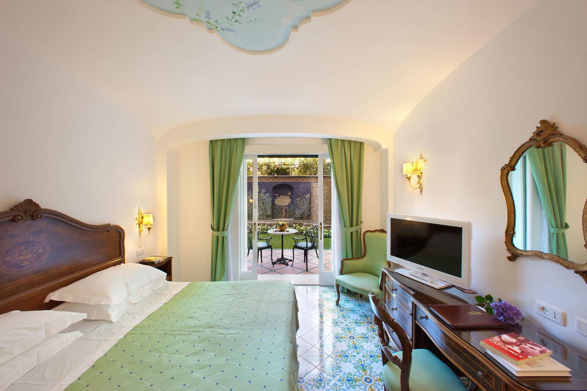 Grand Hotel La Favorita Sorrento Exterior photo A room at the hotel