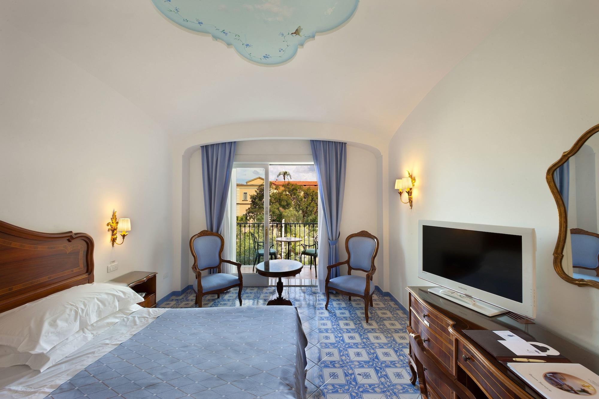 Grand Hotel La Favorita Sorrento Exterior photo A room at the hotel
