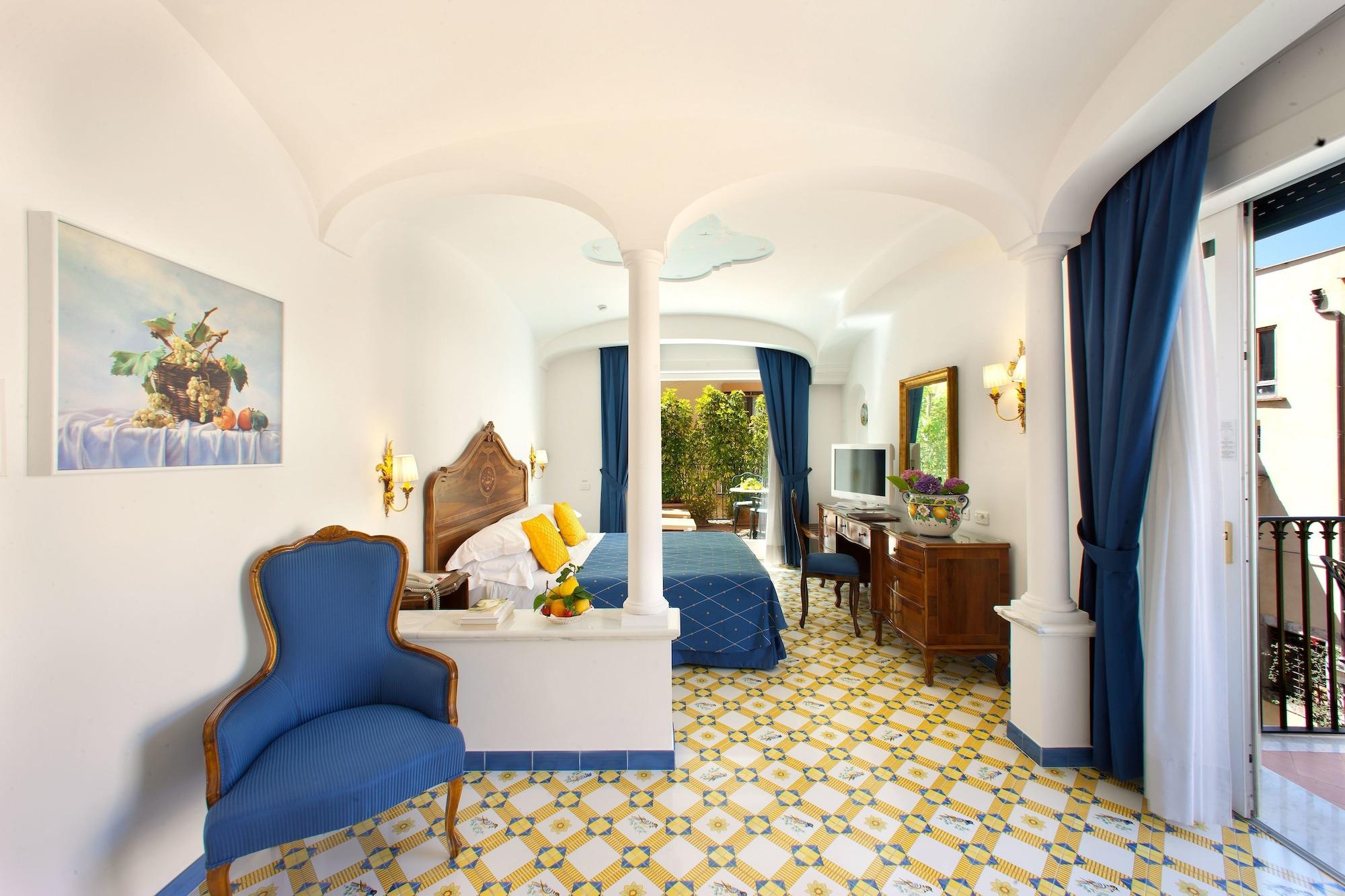 Grand Hotel La Favorita Sorrento Exterior photo A room at the hotel