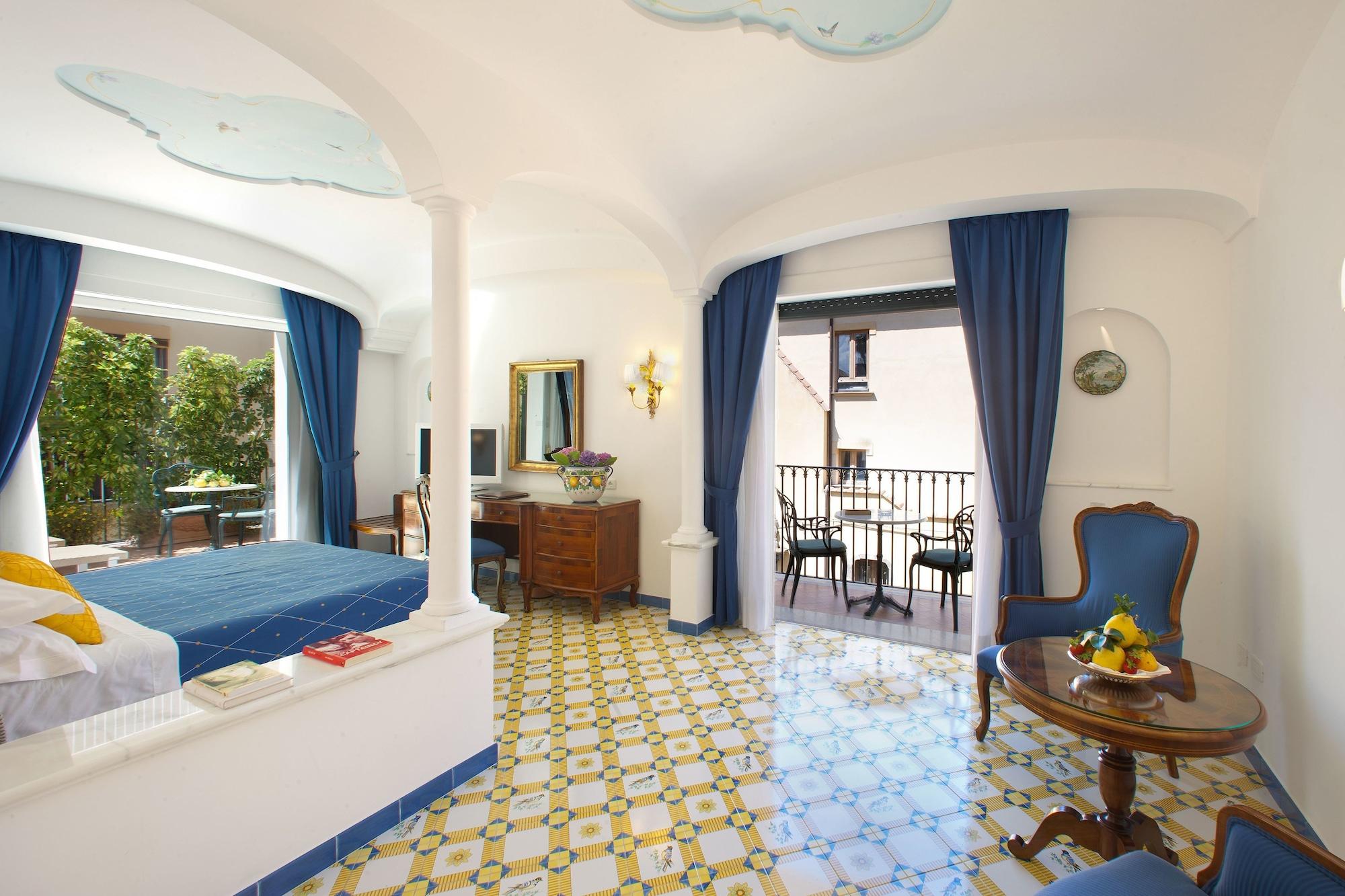 Grand Hotel La Favorita Sorrento Exterior photo A room at the hotel