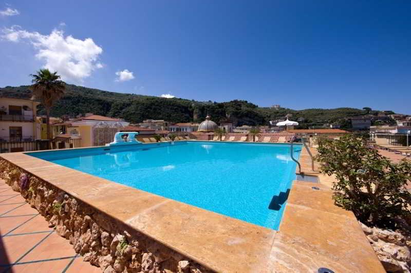 Grand Hotel La Favorita Sorrento Exterior photo A swimming pool