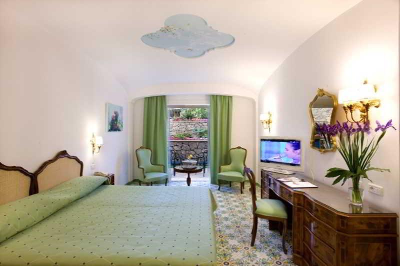 Grand Hotel La Favorita Sorrento Exterior photo A room at the hotel
