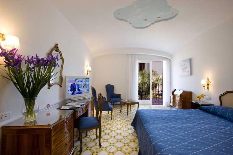 Grand Hotel La Favorita Sorrento Exterior photo A room at the hotel