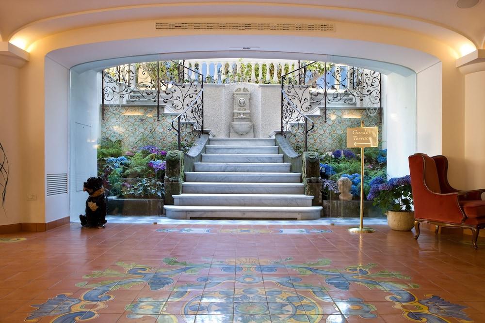 Grand Hotel La Favorita Sorrento Exterior photo The lobby of the hotel