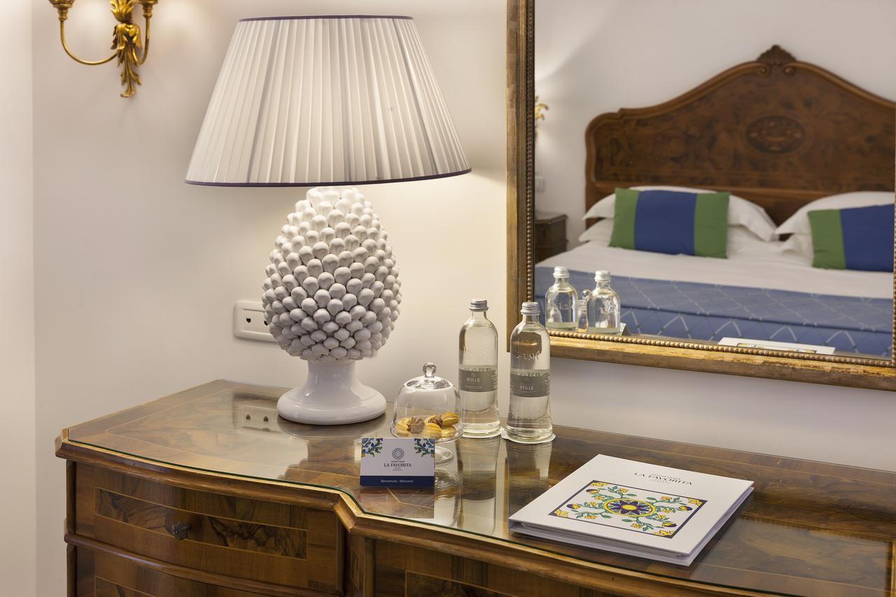 Grand Hotel La Favorita Sorrento Exterior photo A lampshade