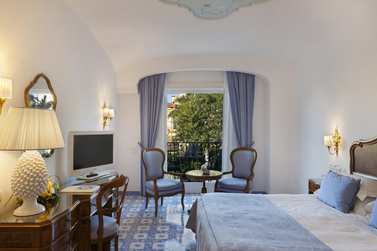 Grand Hotel La Favorita Sorrento Exterior photo A room at the hotel