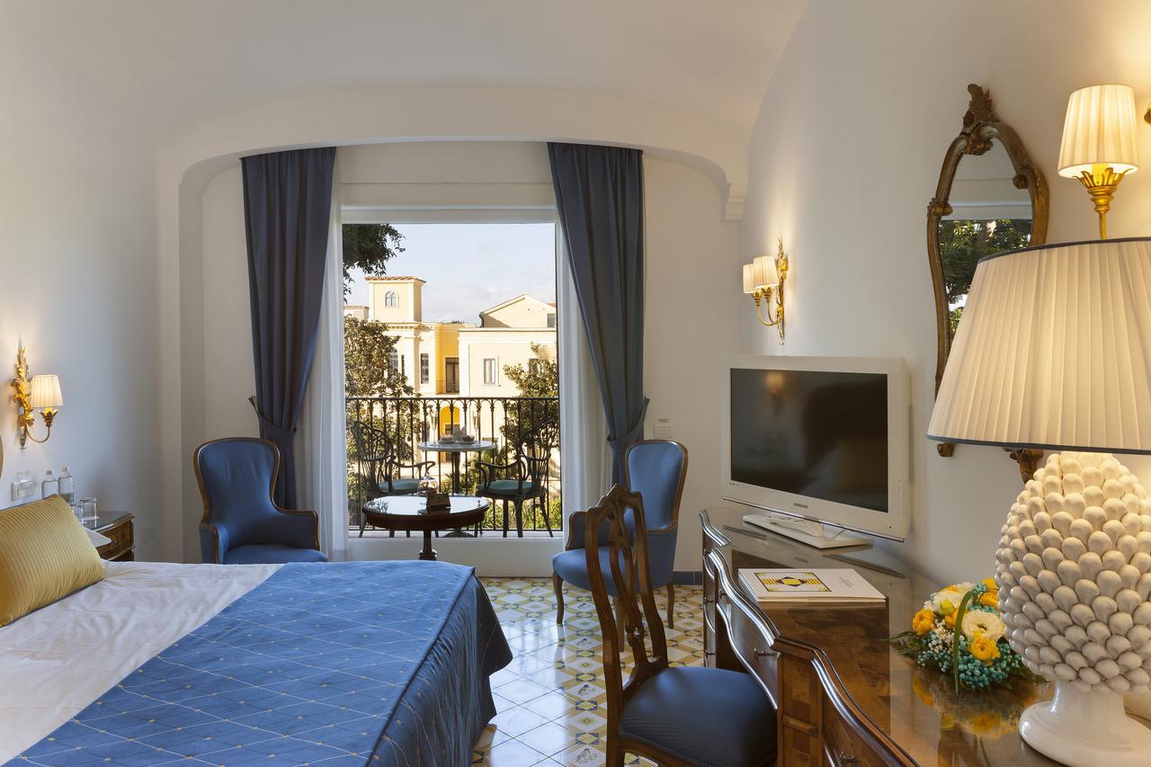 Grand Hotel La Favorita Sorrento Exterior photo A room at the hotel