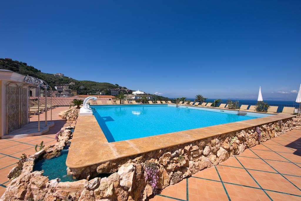 Grand Hotel La Favorita Sorrento Exterior photo The swimming pool at the hotel
