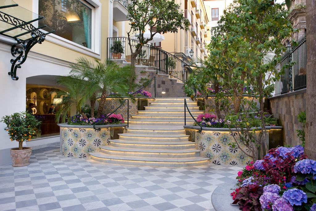 Grand Hotel La Favorita Sorrento Exterior photo The Hotel's entrance