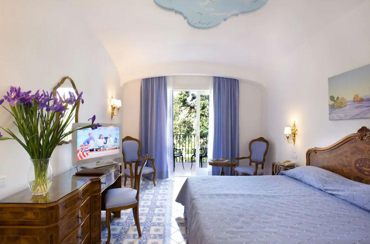Grand Hotel La Favorita Sorrento Exterior photo A room at the Grand Hotel Royal